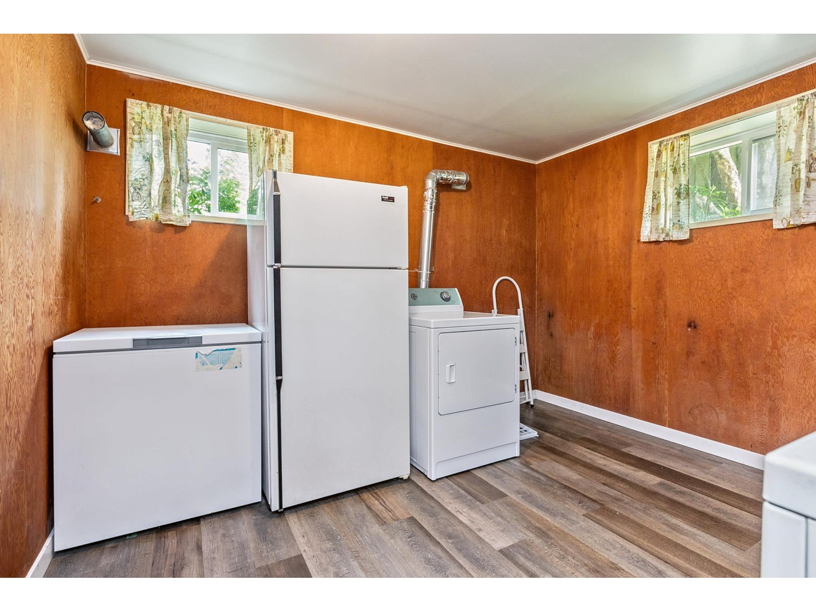 Photo 27 of 14093 Magdalen Avenue, White Rock BC