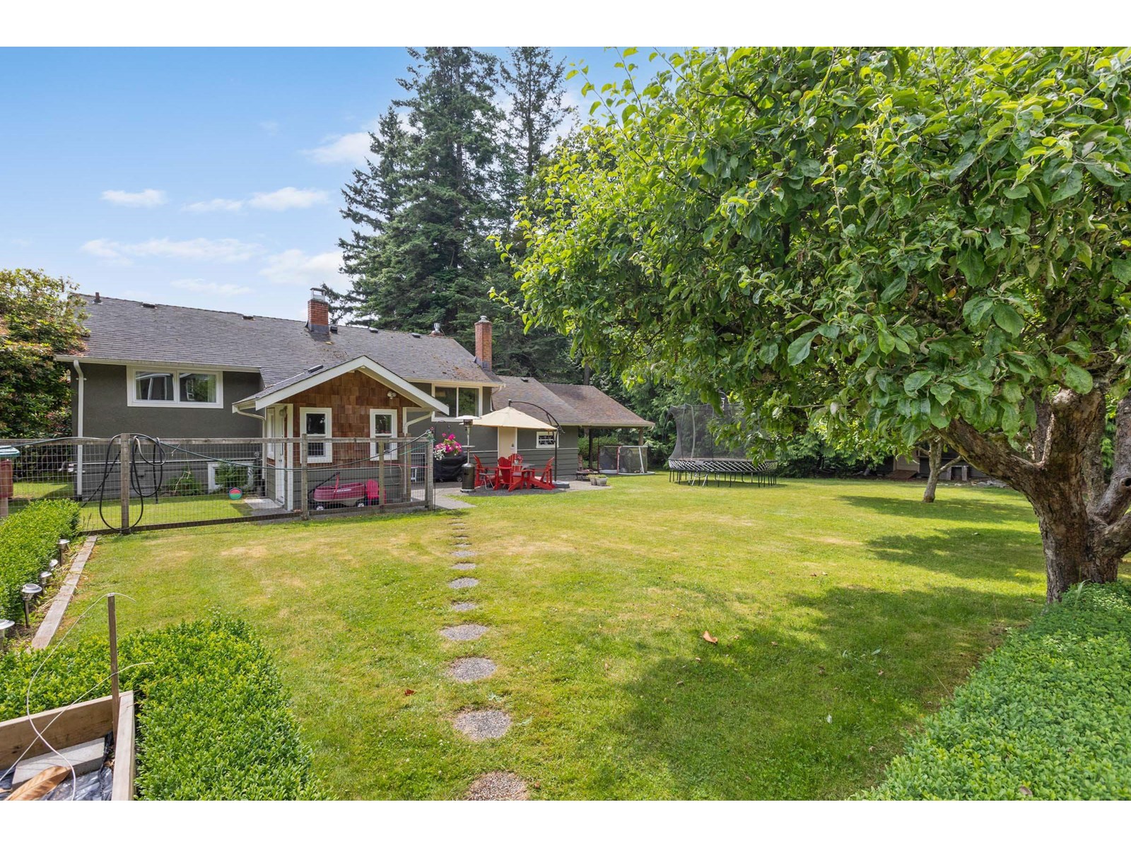 Photo 33 of 14093 Magdalen Avenue, White Rock BC