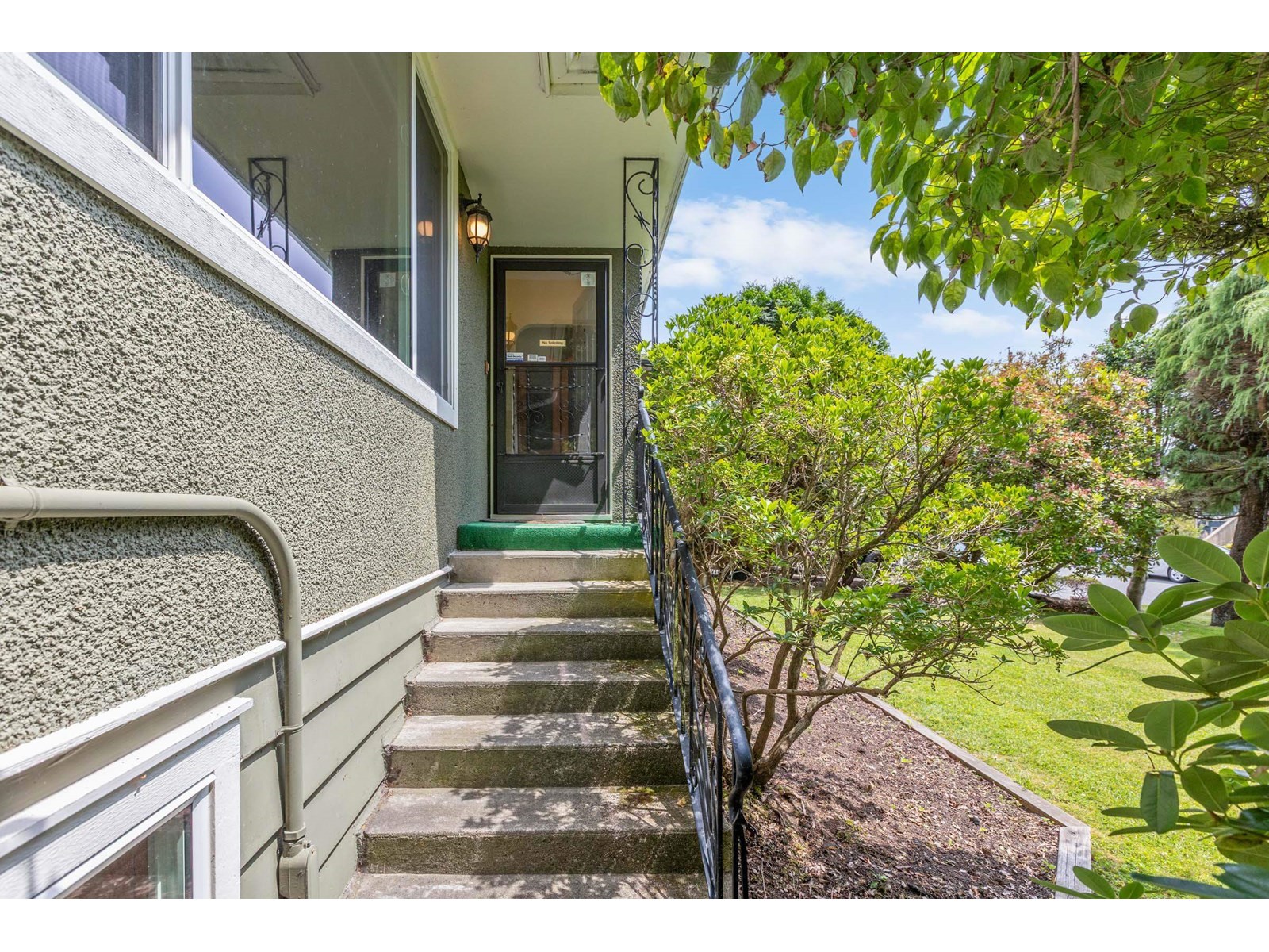 Photo 5 of 14093 Magdalen Avenue, White Rock BC