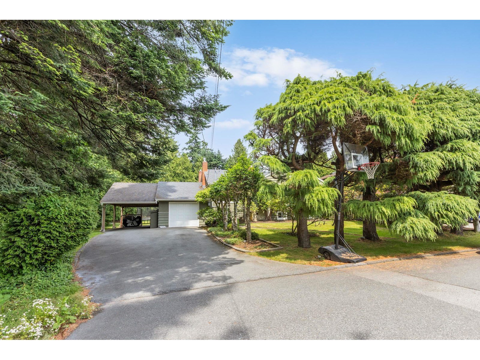 Photo 3 of 14093 Magdalen Avenue, White Rock BC