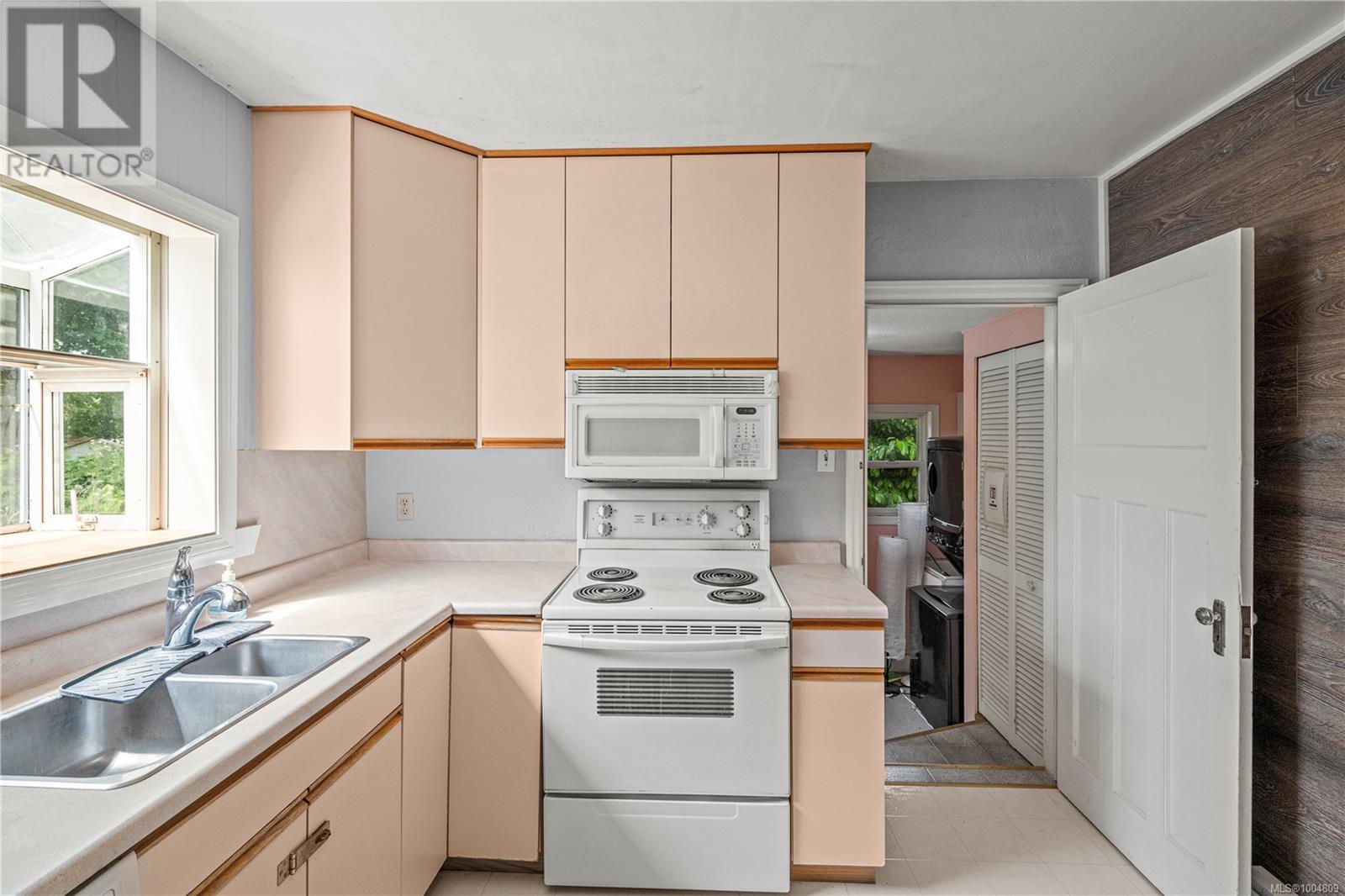 Photo 6 of 3170 Frechette St, Saanich BC