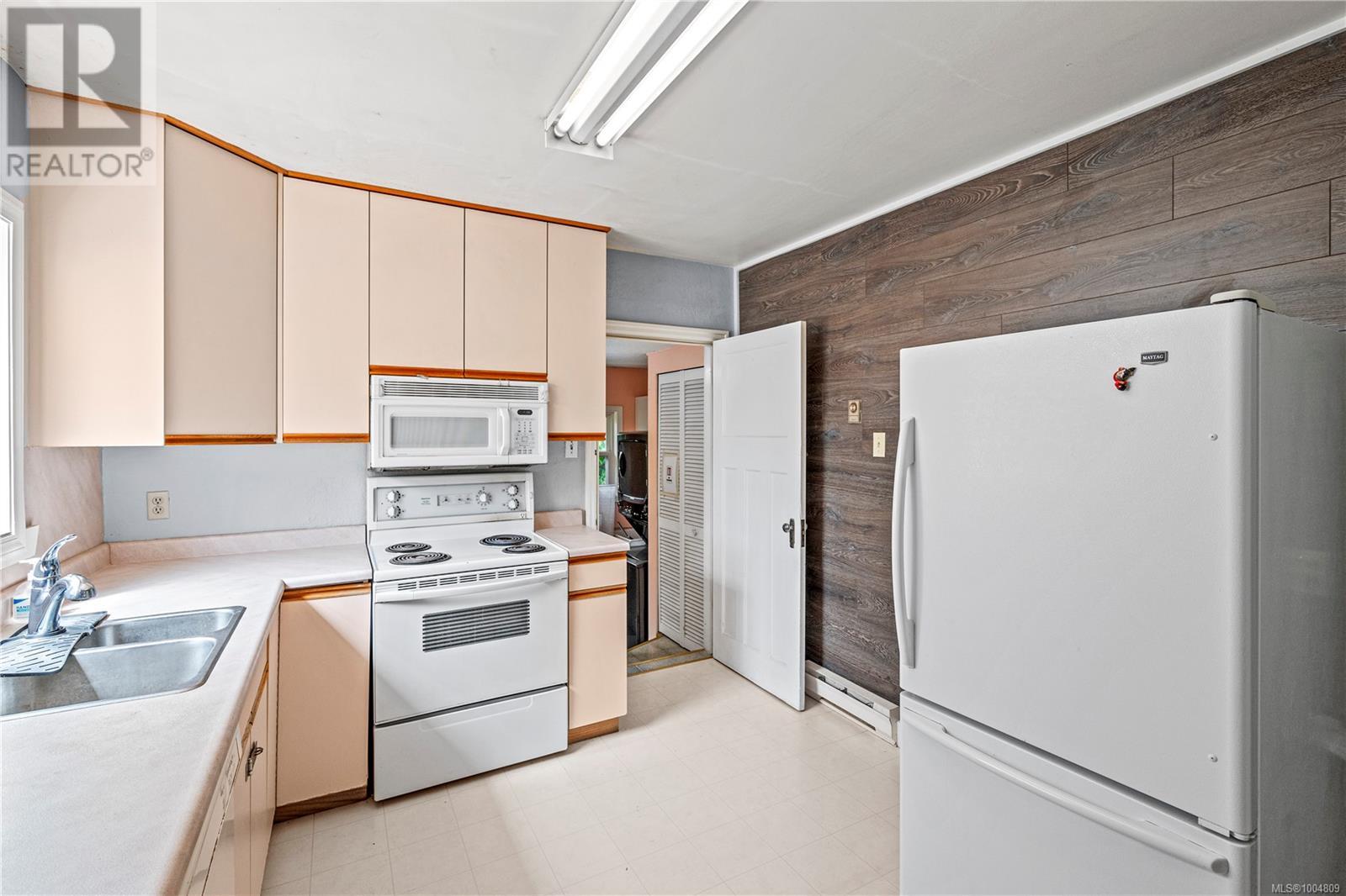 Photo 8 of 3170 Frechette St, Saanich BC