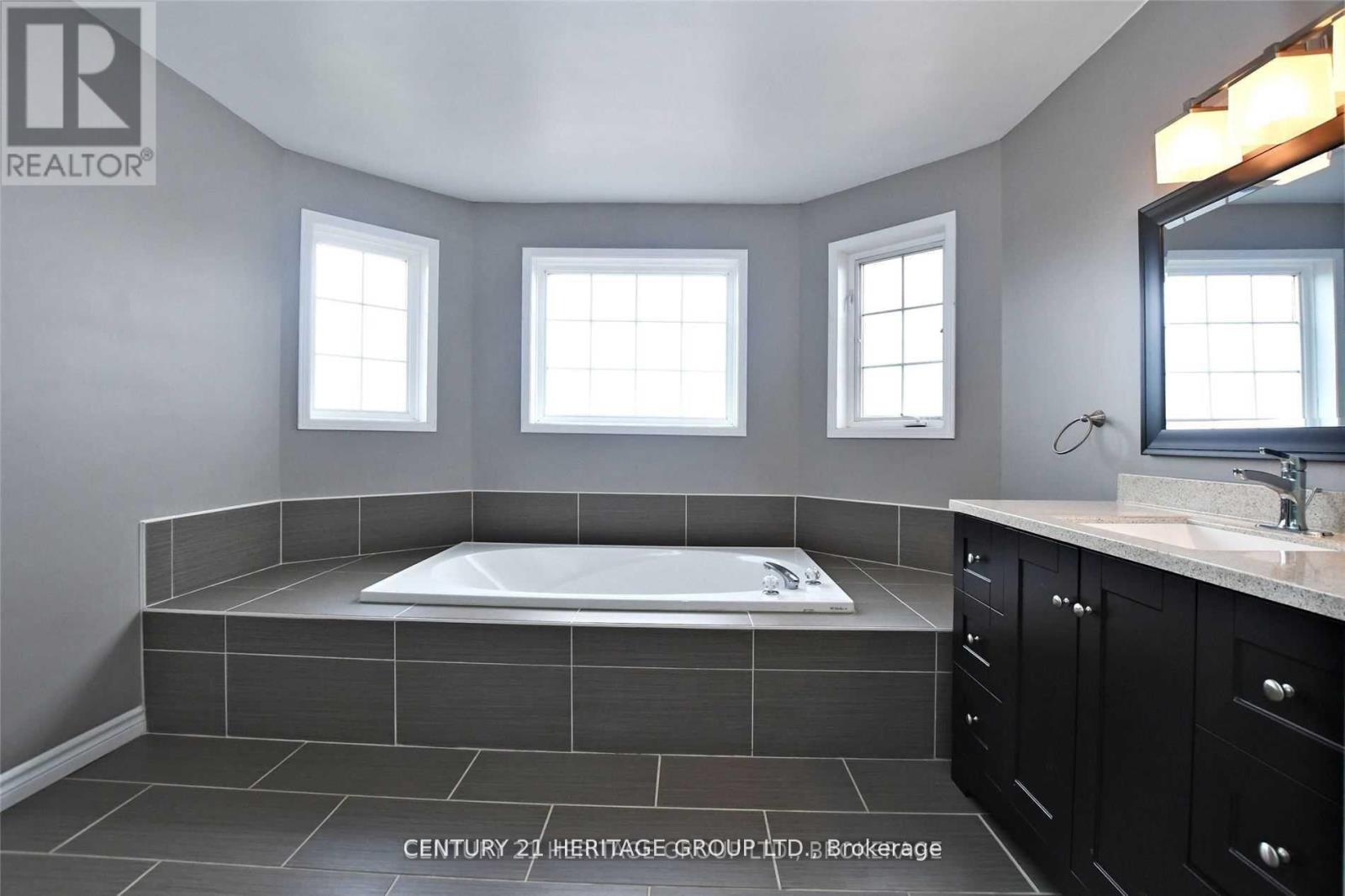 Single Family House for Sale in  FERNDALE DRIVE N Barrie (Northwest) 
