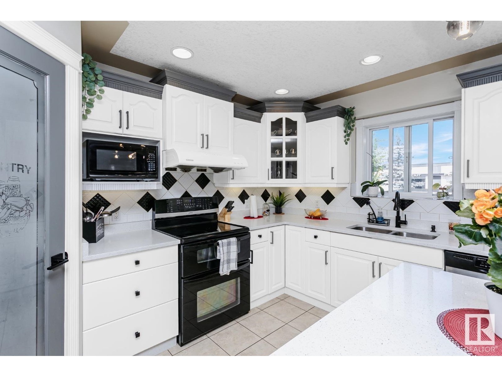 Photo 10 of 6736 11 Av Sw, Edmonton AB
