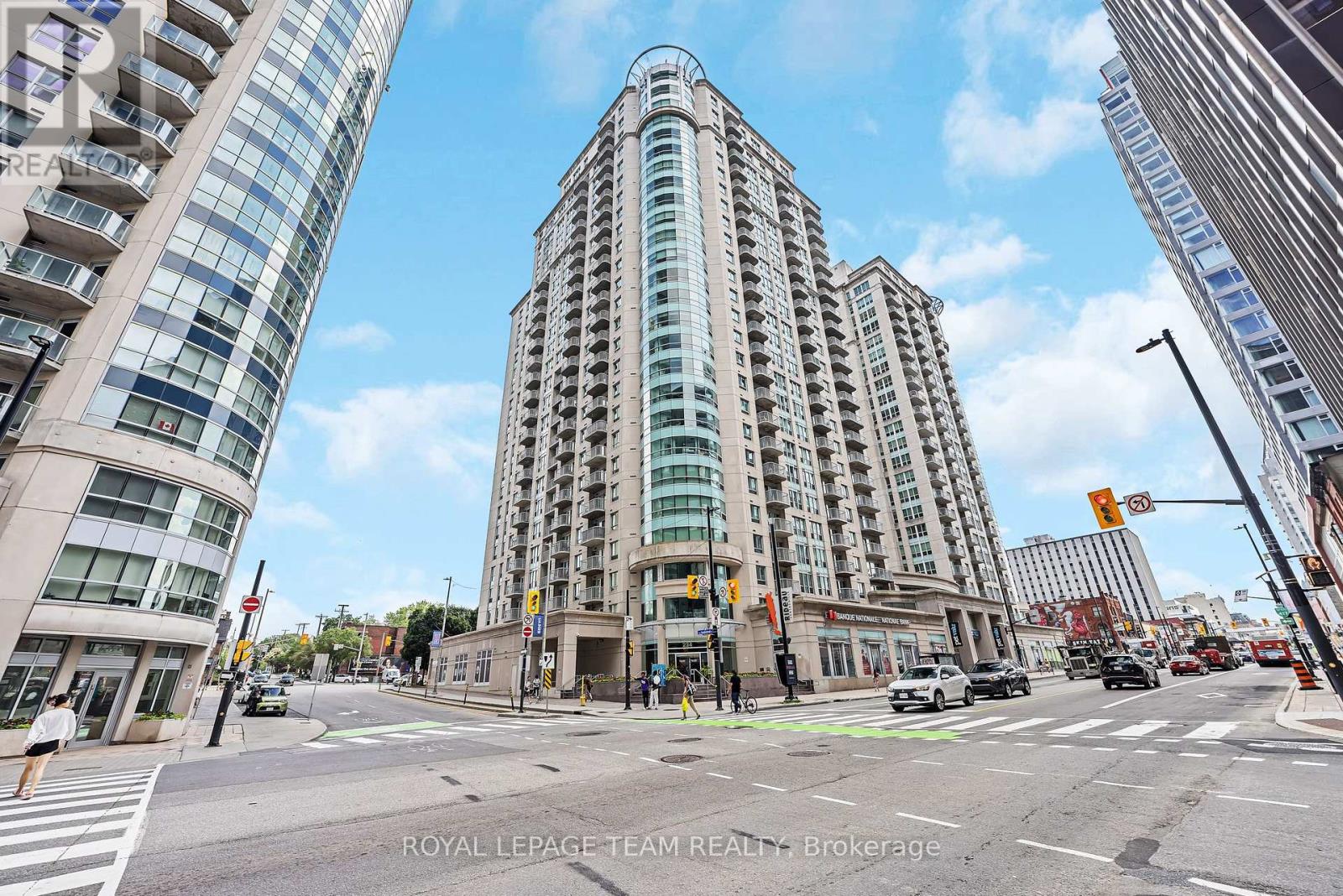 https://ddfcdn.realtor.ca/listing/TS638866223738700000/reb76/highres/3/x12134573_1.jpg