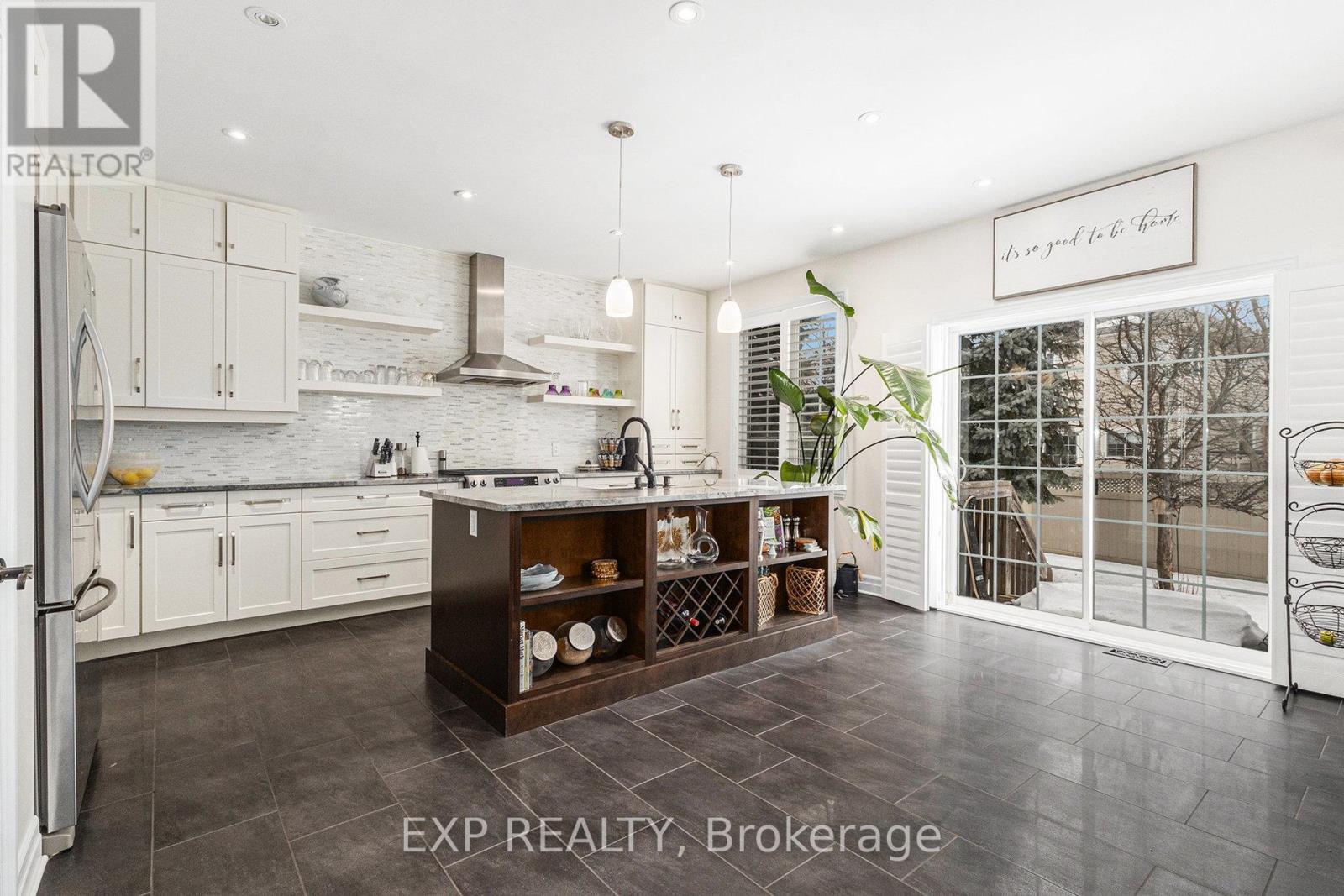 https://ddfcdn.realtor.ca/listing/TS638866244762970000/reb76/highres/1/x12249761_9.jpg