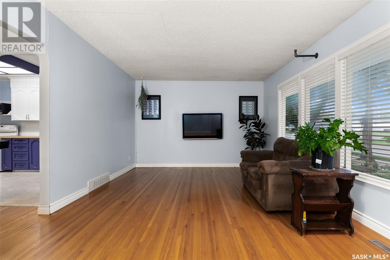Photo 3 of 623 Broadway Avenue E, Regina SK