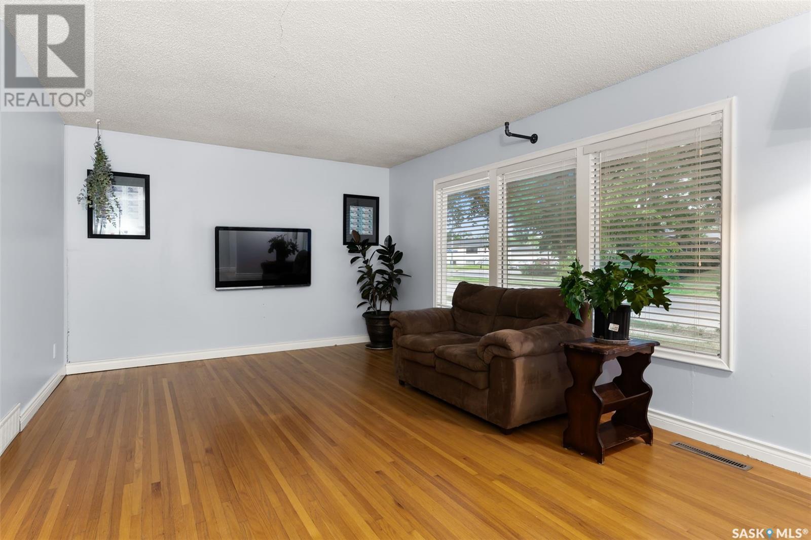 Photo 4 of 623 Broadway Avenue E, Regina SK
