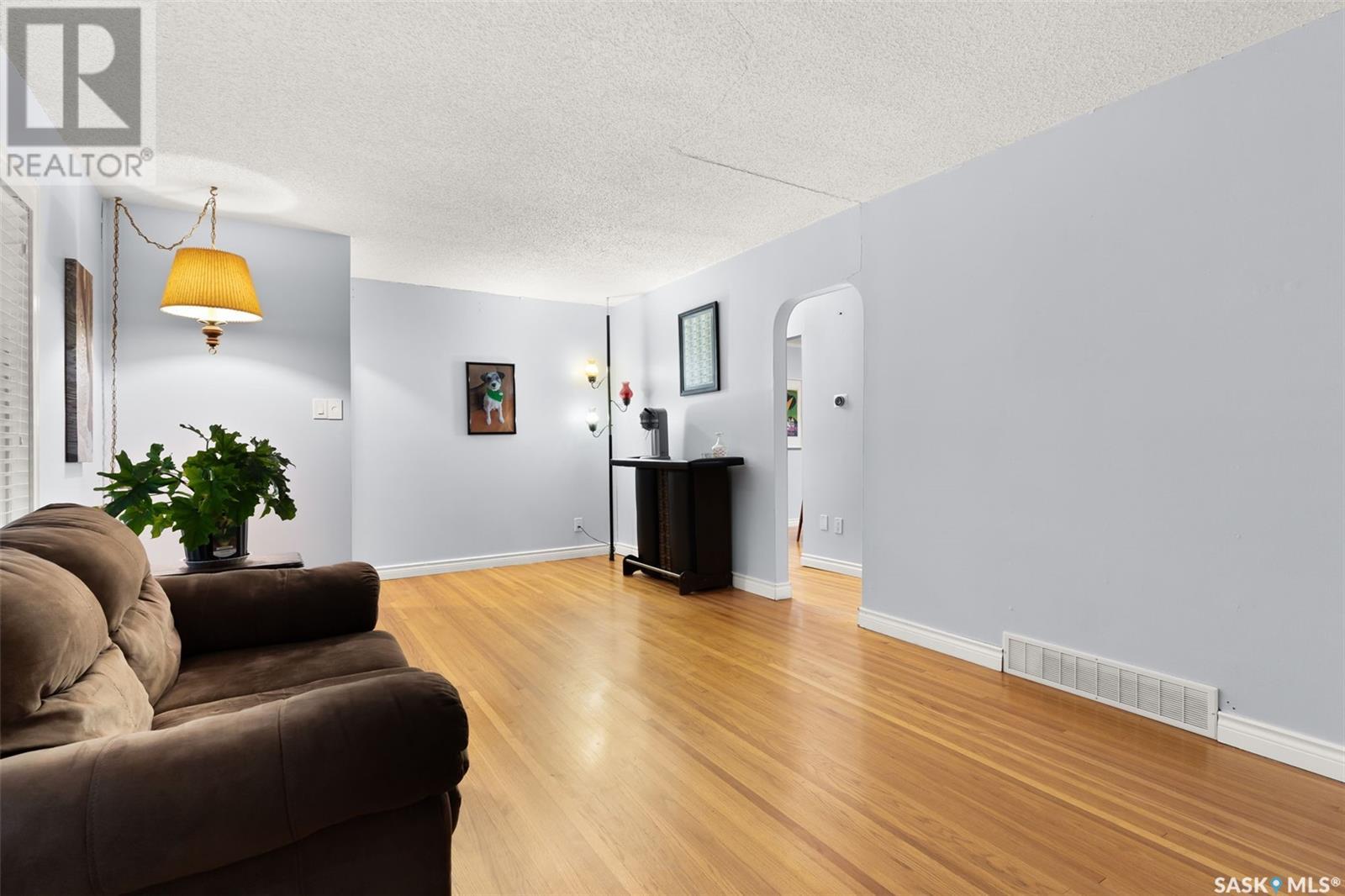 Photo 5 of 623 Broadway Avenue E, Regina SK
