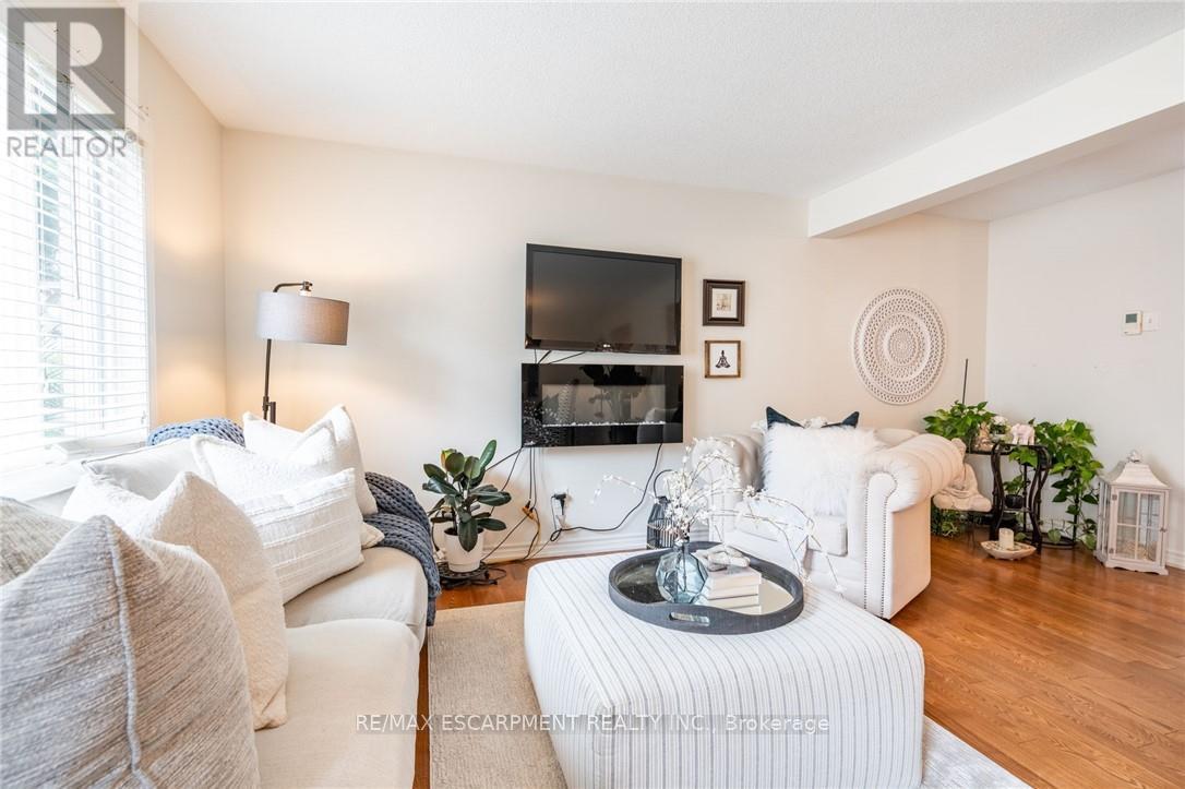 Photo 13 of 24 100 Vineberg Drive, Hamilton ON