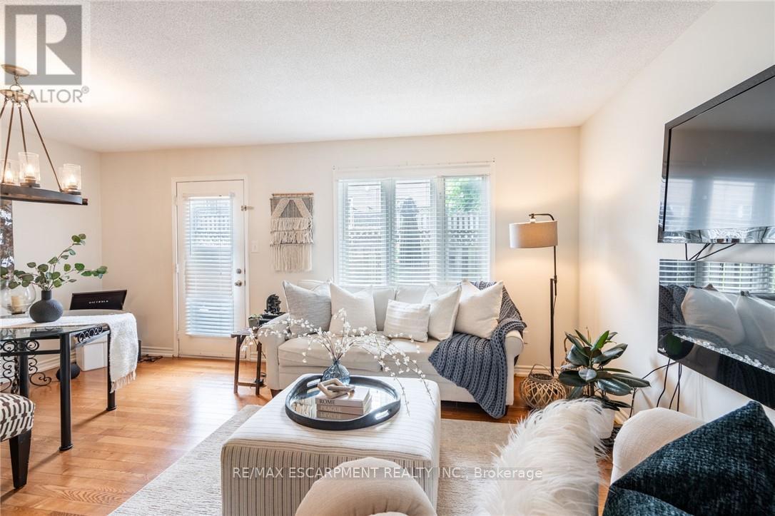 Photo 14 of 24 100 Vineberg Drive, Hamilton ON
