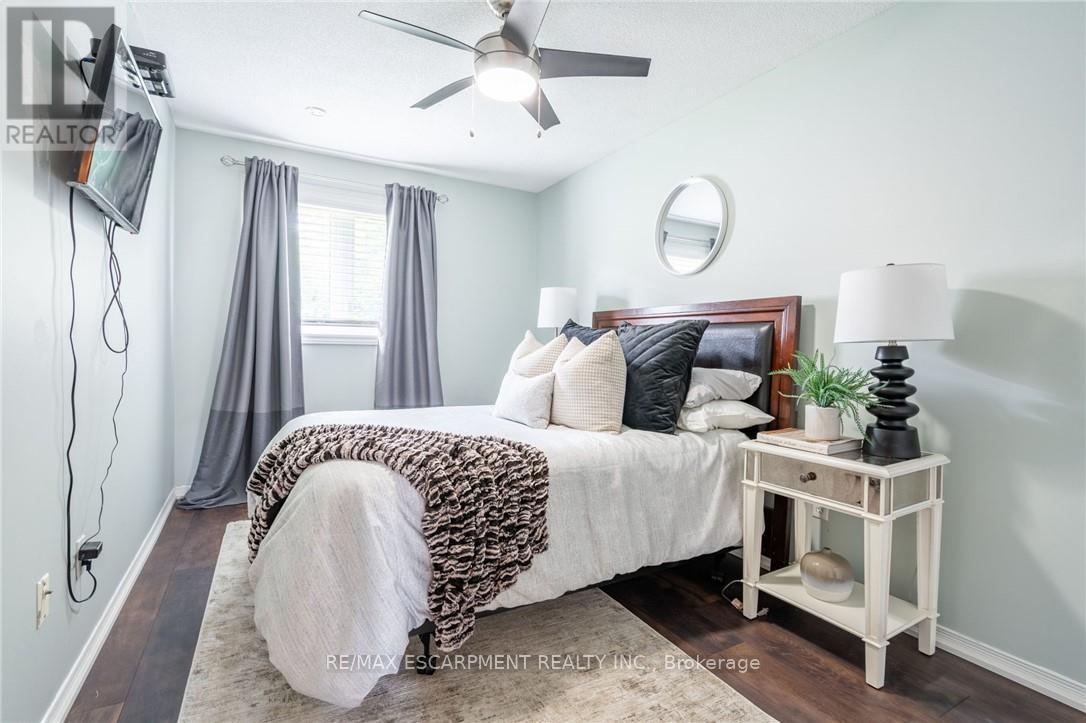 Photo 16 of 24 100 Vineberg Drive, Hamilton ON