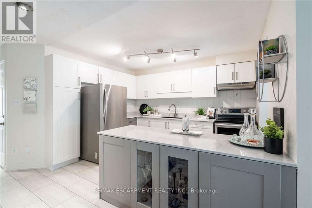 Photo 8 of 24 100 Vineberg Drive, Hamilton ON