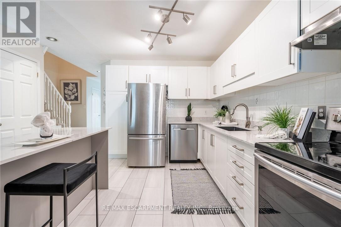 Photo 9 of 24 100 Vineberg Drive, Hamilton ON
