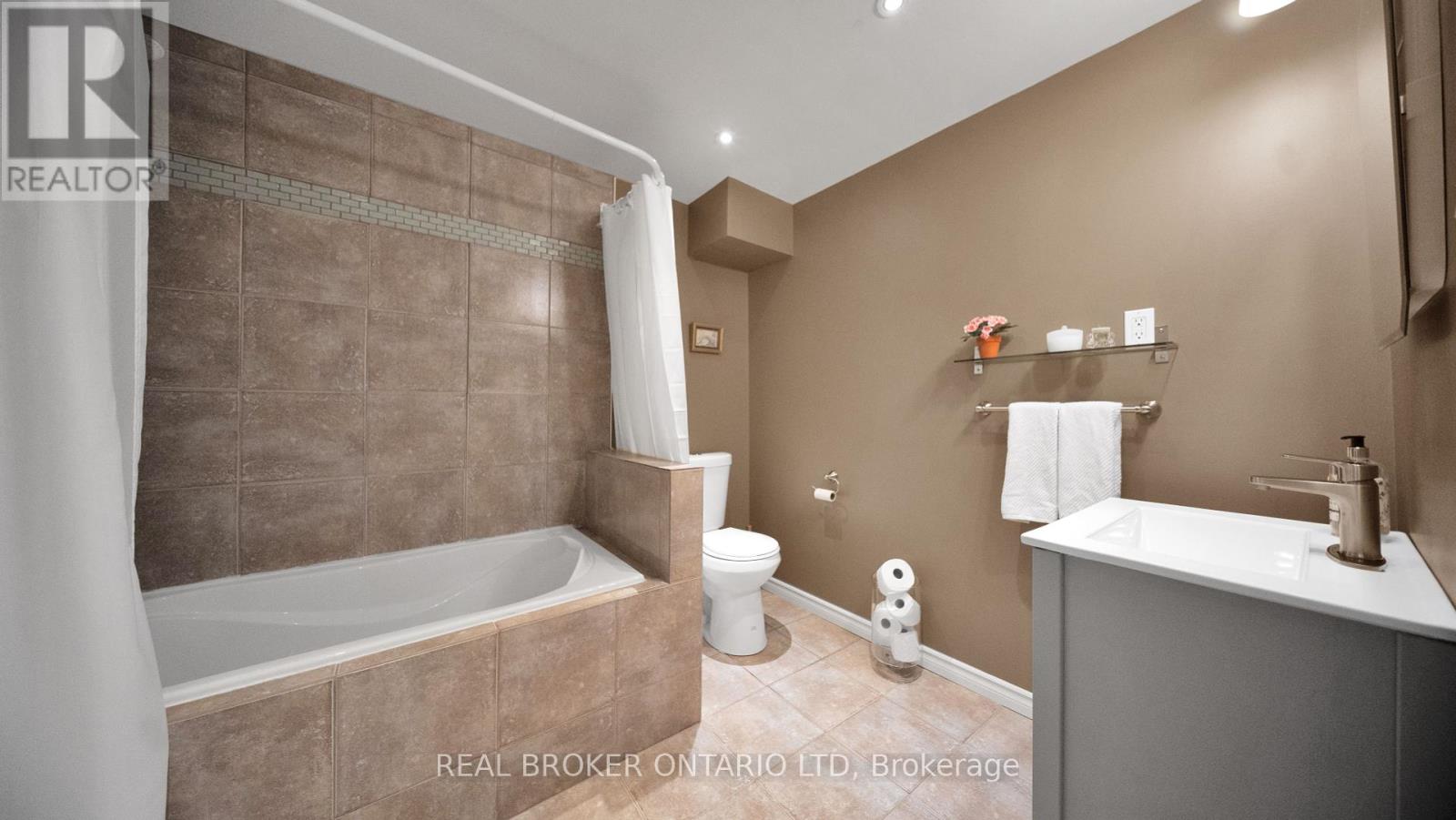 Photo 37 of 427 Olde Village Lane, Shelburne ON