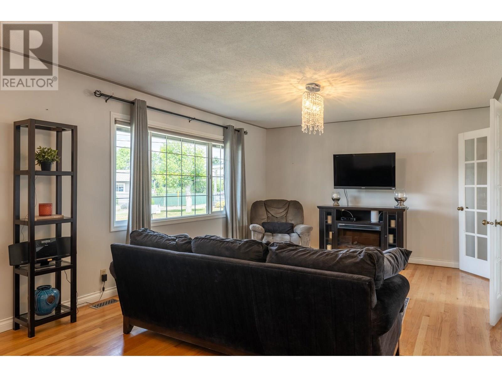  405 Macaden Court, Kelowna