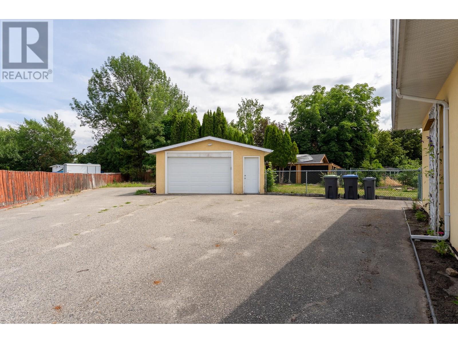  405 Macaden Court, Kelowna