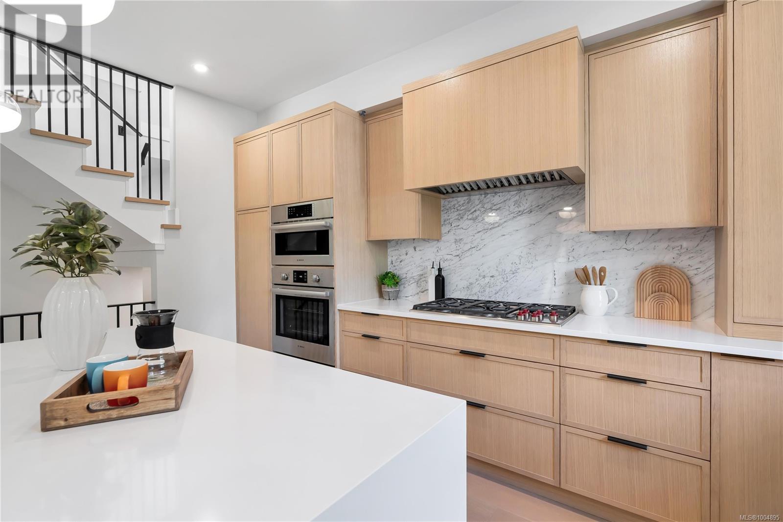 Photo 7 of 5 2590 Penrhyn St, Saanich BC