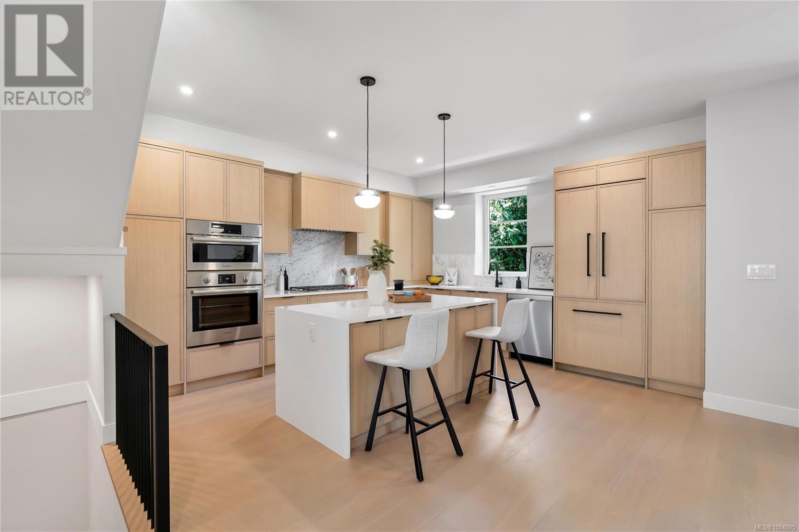 Photo 4 of 5 2590 Penrhyn St, Saanich BC