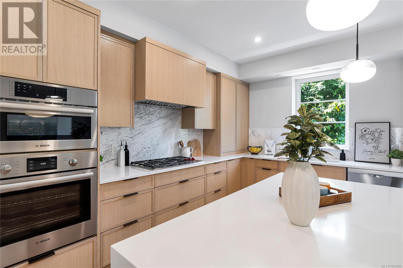 Photo 5 of 5 2590 Penrhyn St, Saanich BC