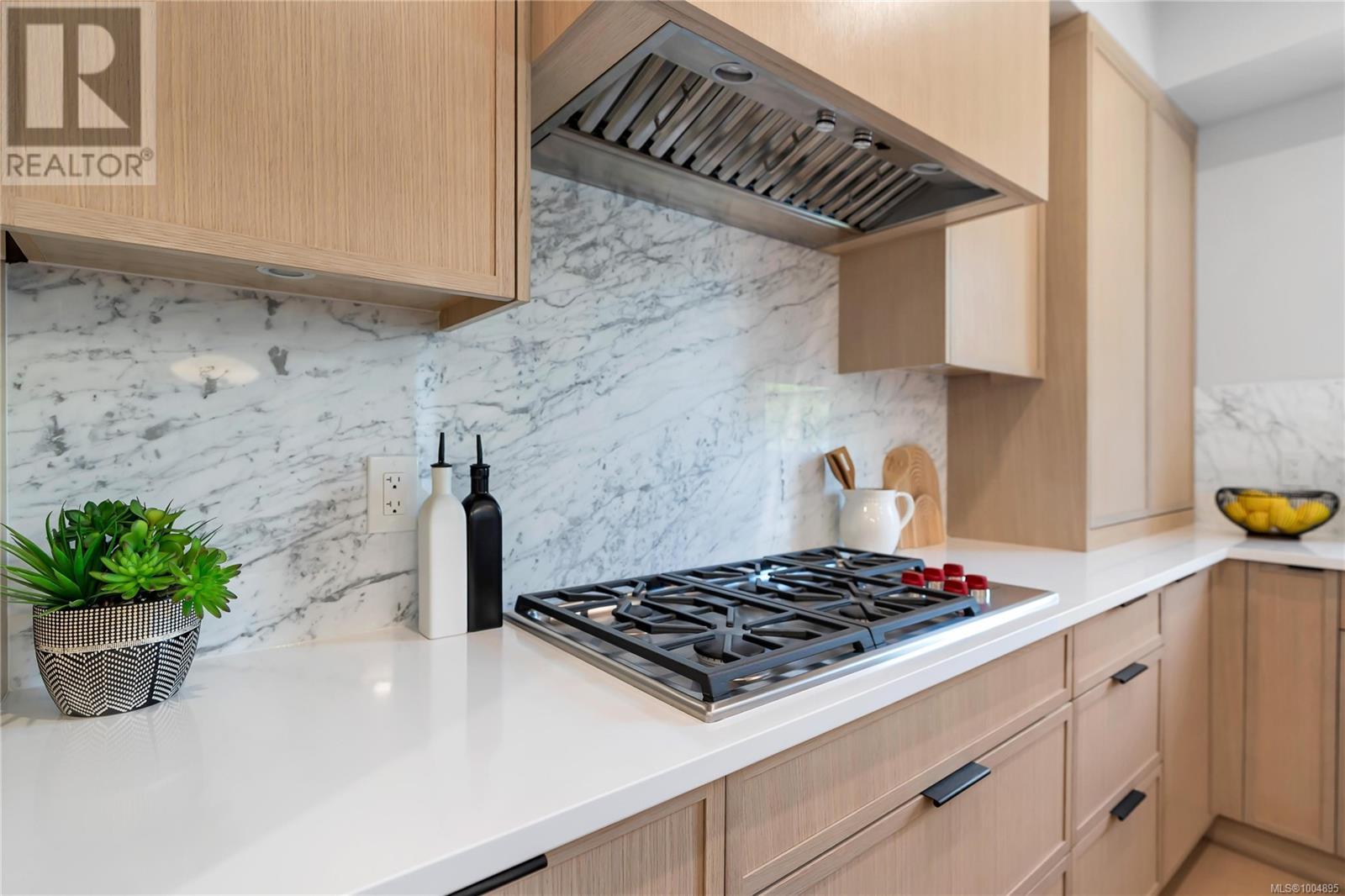 Photo 6 of 5 2590 Penrhyn St, Saanich BC