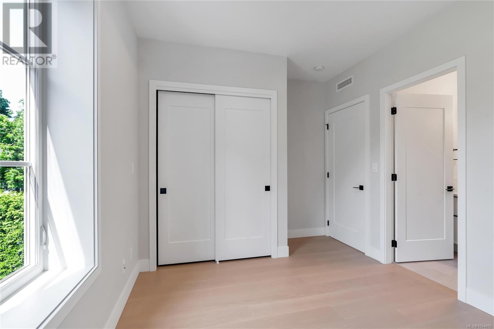 Photo 37 of 5 2590 Penrhyn St, Saanich BC