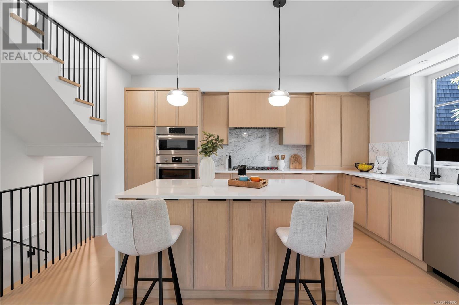 Photo 3 of 5 2590 Penrhyn St, Saanich BC