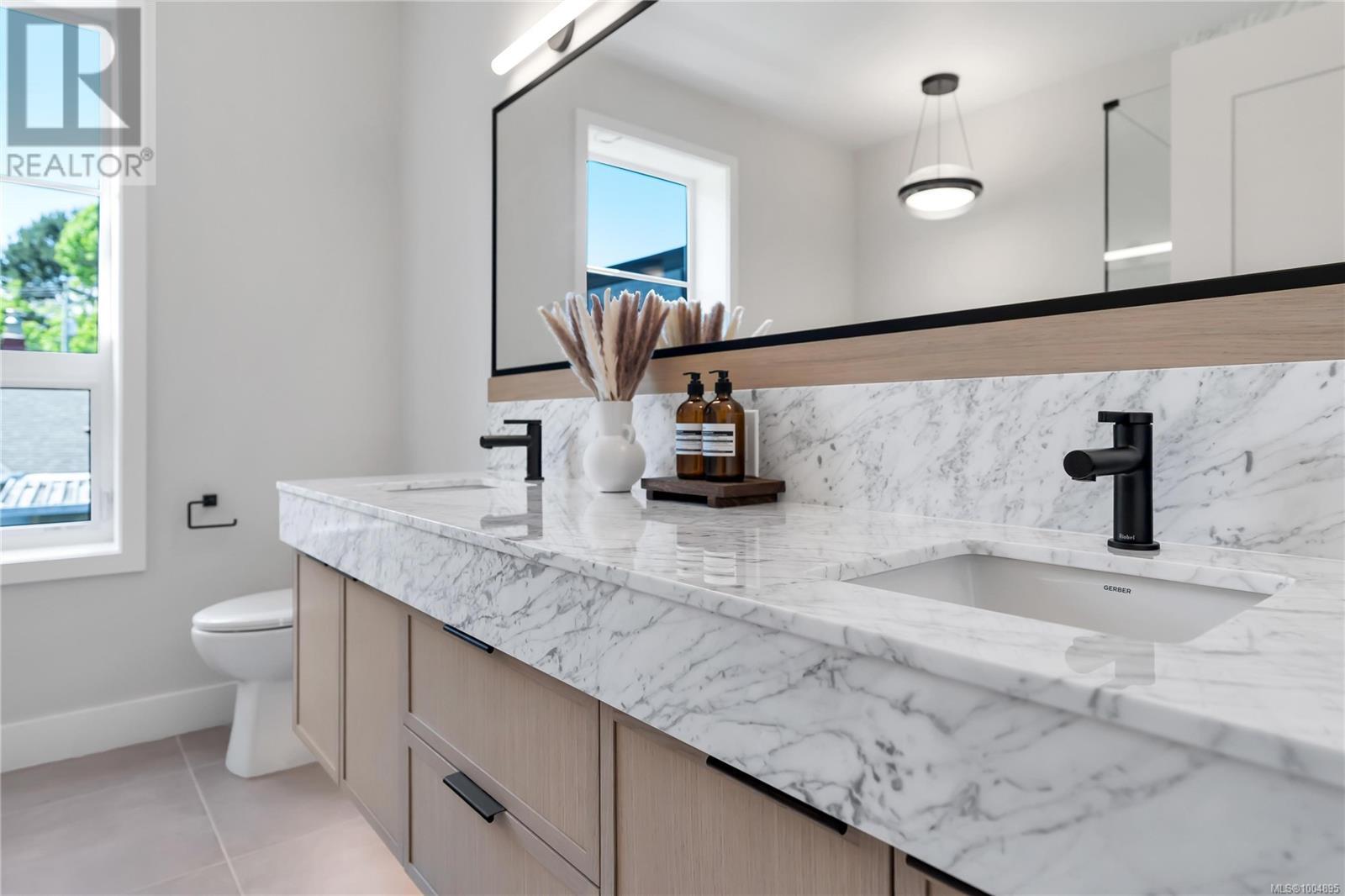 Photo 32 of 5 2590 Penrhyn St, Saanich BC