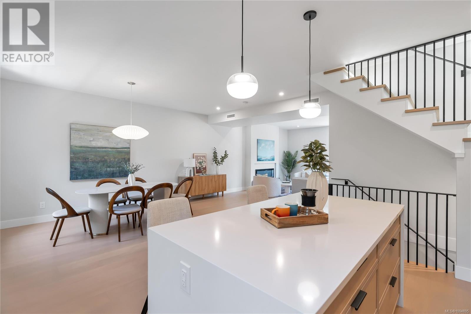 Photo 8 of 5 2590 Penrhyn St, Saanich BC