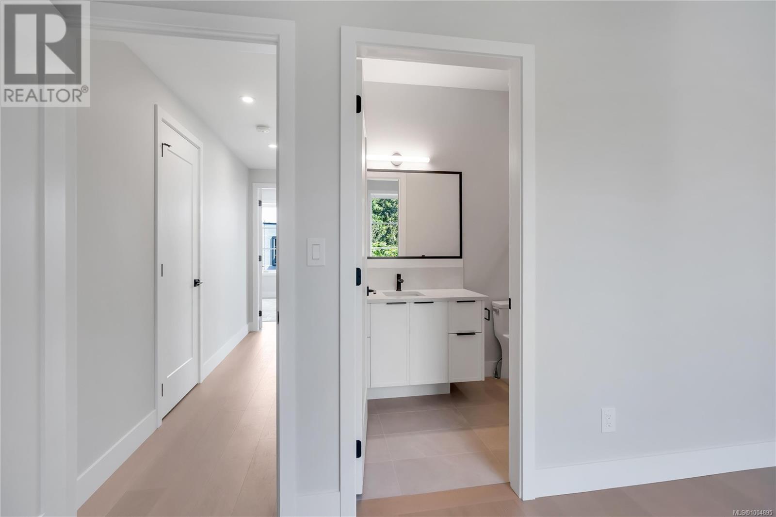 Photo 38 of 5 2590 Penrhyn St, Saanich BC