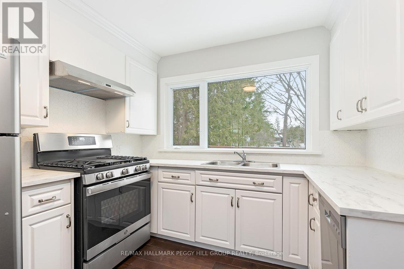 Photo 2 of 152 Owen Street, Barrie ON