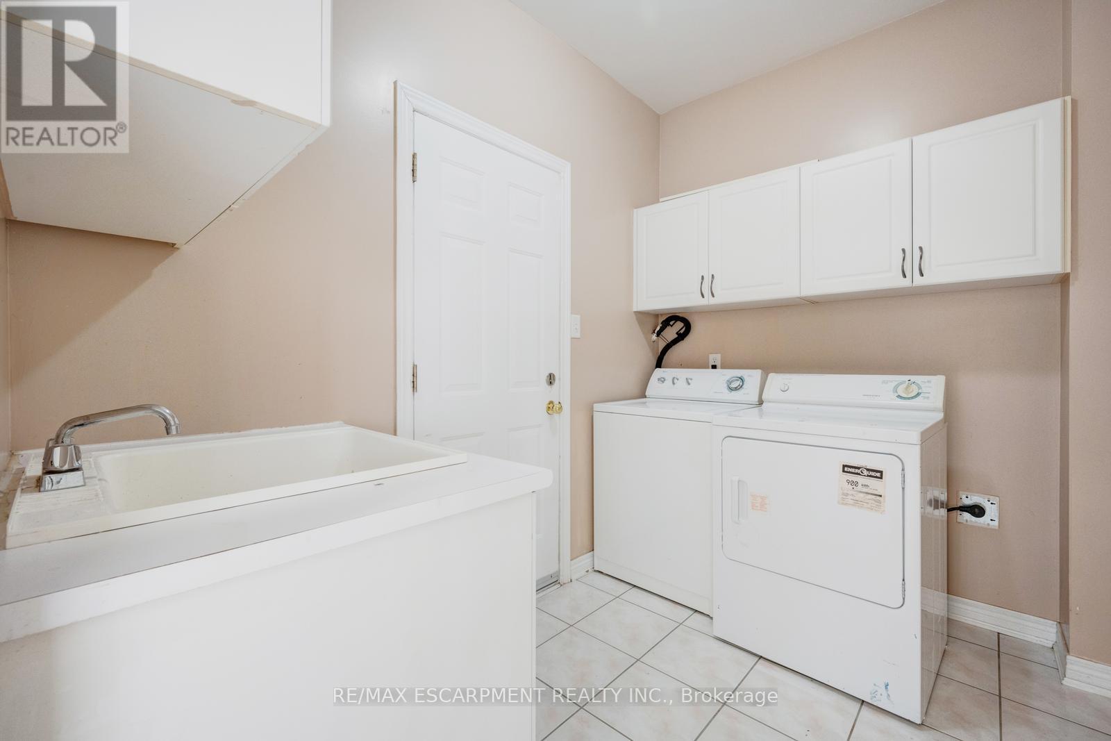 Photo 11 of 27 Putnam Drive, Brampton ON