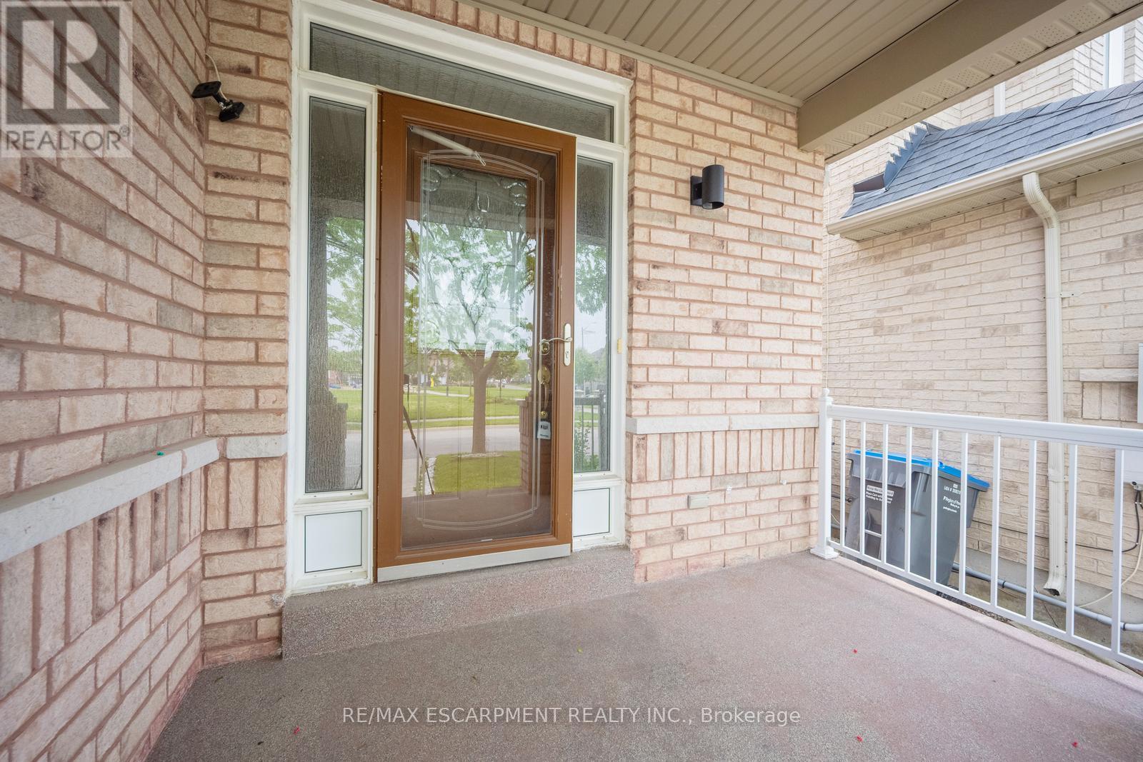 Photo 5 of 27 Putnam Drive, Brampton ON