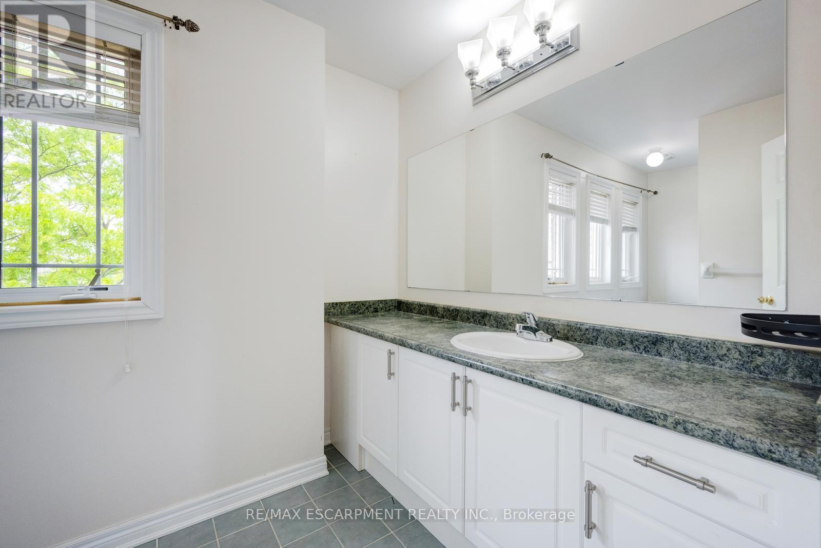 Photo 19 of 27 Putnam Drive, Brampton ON