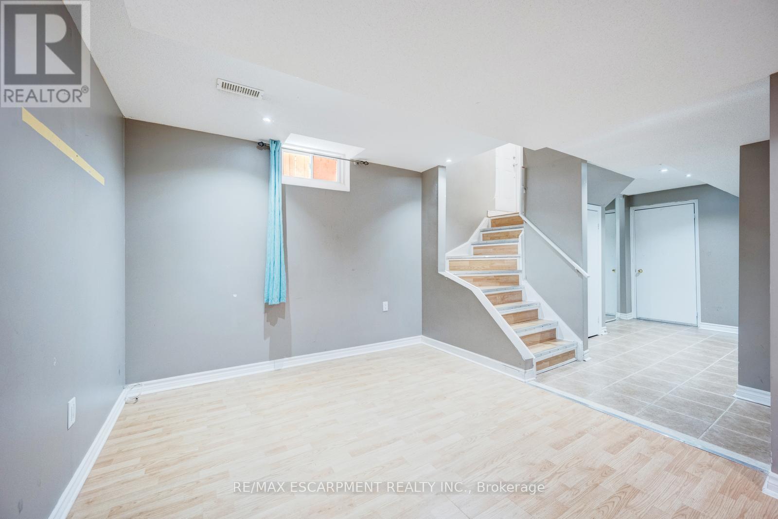Photo 9 of 27 Putnam Drive, Brampton ON