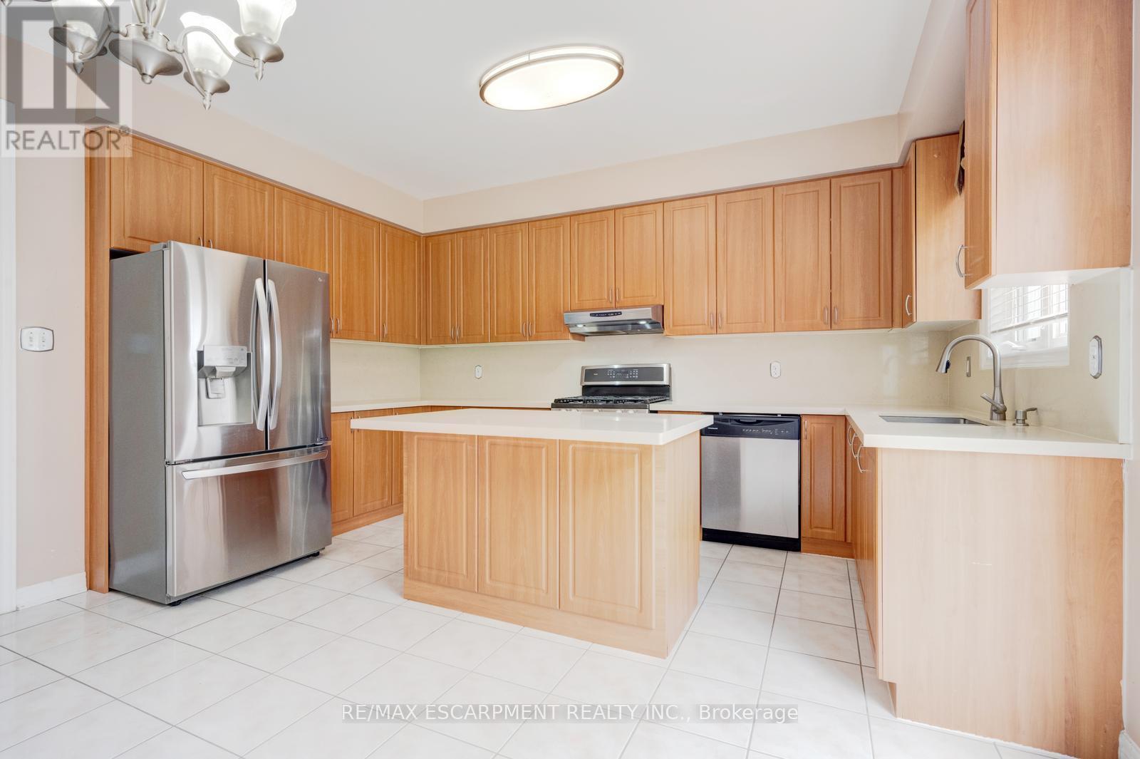 Photo 3 of 27 Putnam Drive, Brampton ON