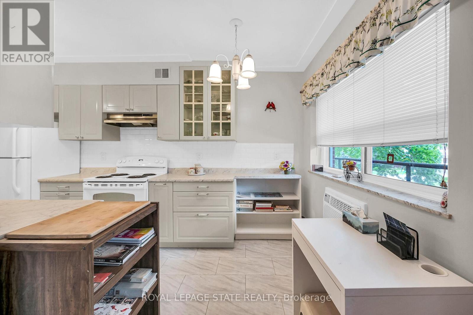 Photo 10 of 208 11 Woodman Drive S, Hamilton ON
