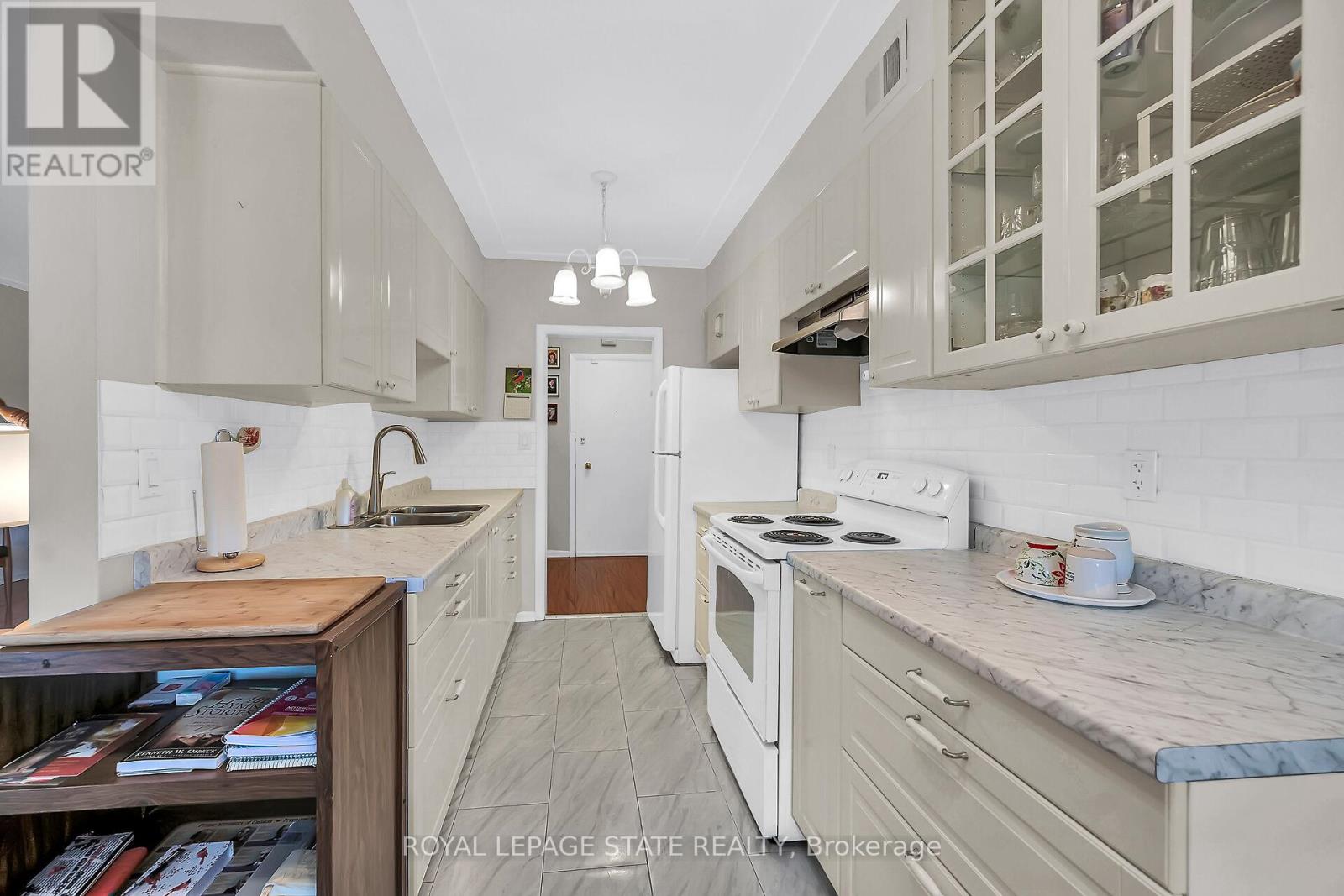 Photo 11 of 208 11 Woodman Drive S, Hamilton ON