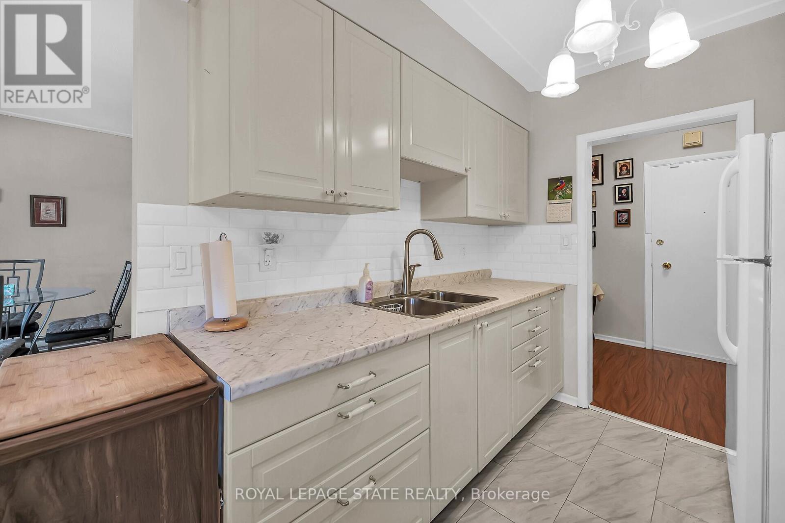 Photo 12 of 208 11 Woodman Drive S, Hamilton ON