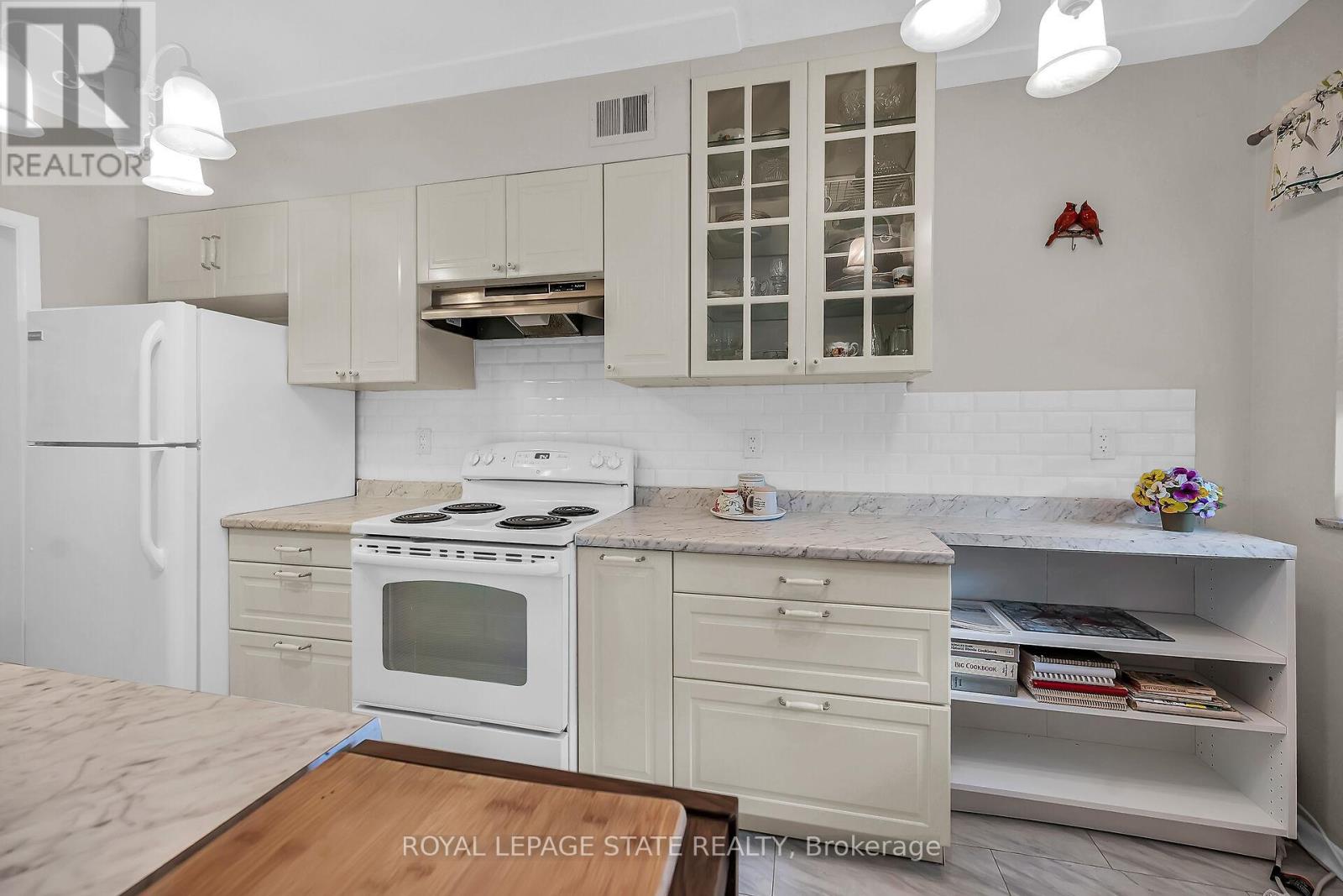 Photo 13 of 208 11 Woodman Drive S, Hamilton ON