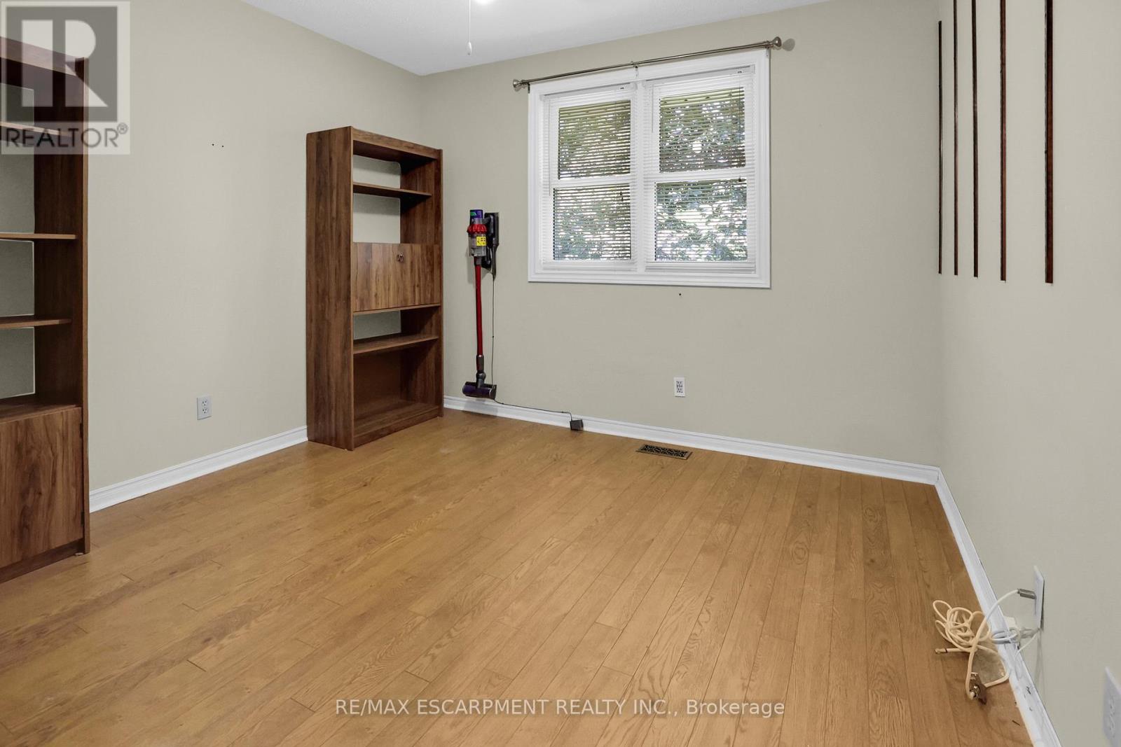 Photo 27 of 23 Robinson Street N, Grimsby ON