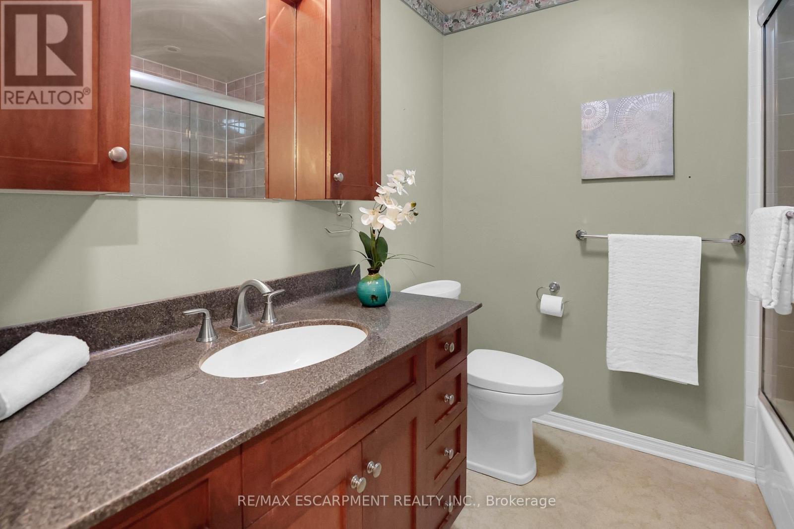 Photo 28 of 23 Robinson Street N, Grimsby ON