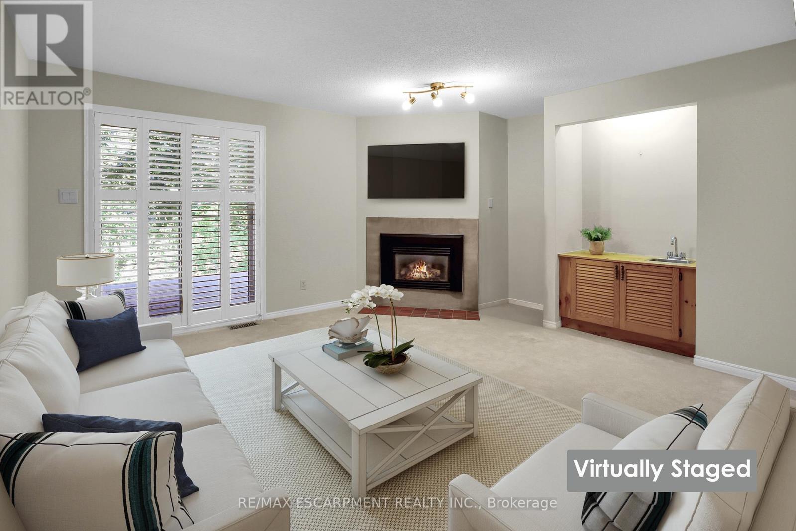 Photo 25 of 23 Robinson Street N, Grimsby ON