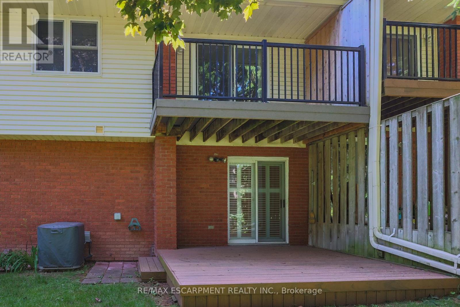 Photo 34 of 23 Robinson Street N, Grimsby ON