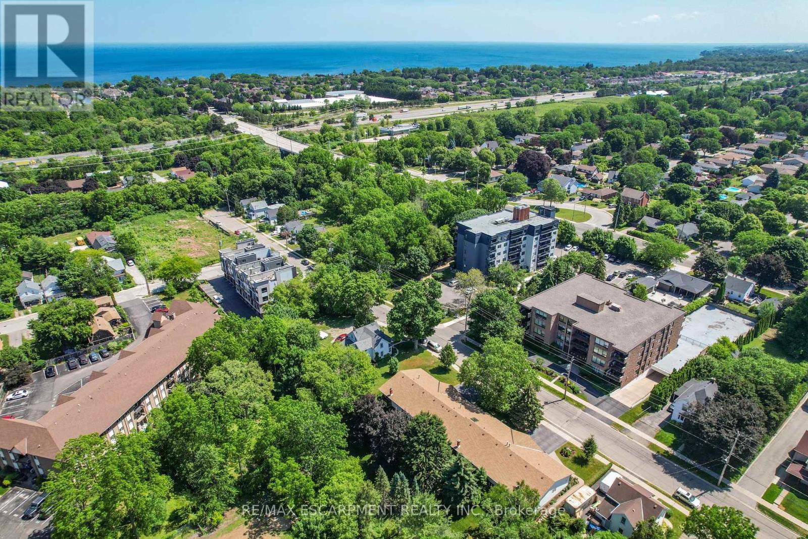 Photo 23 of 23 Robinson Street N, Grimsby ON