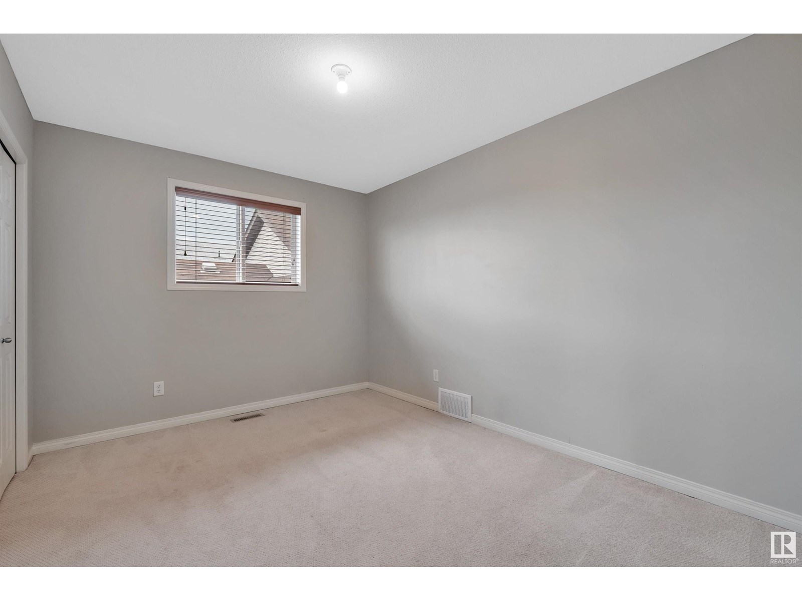 Photo 12 of 4611 160 Av Nw, Edmonton AB