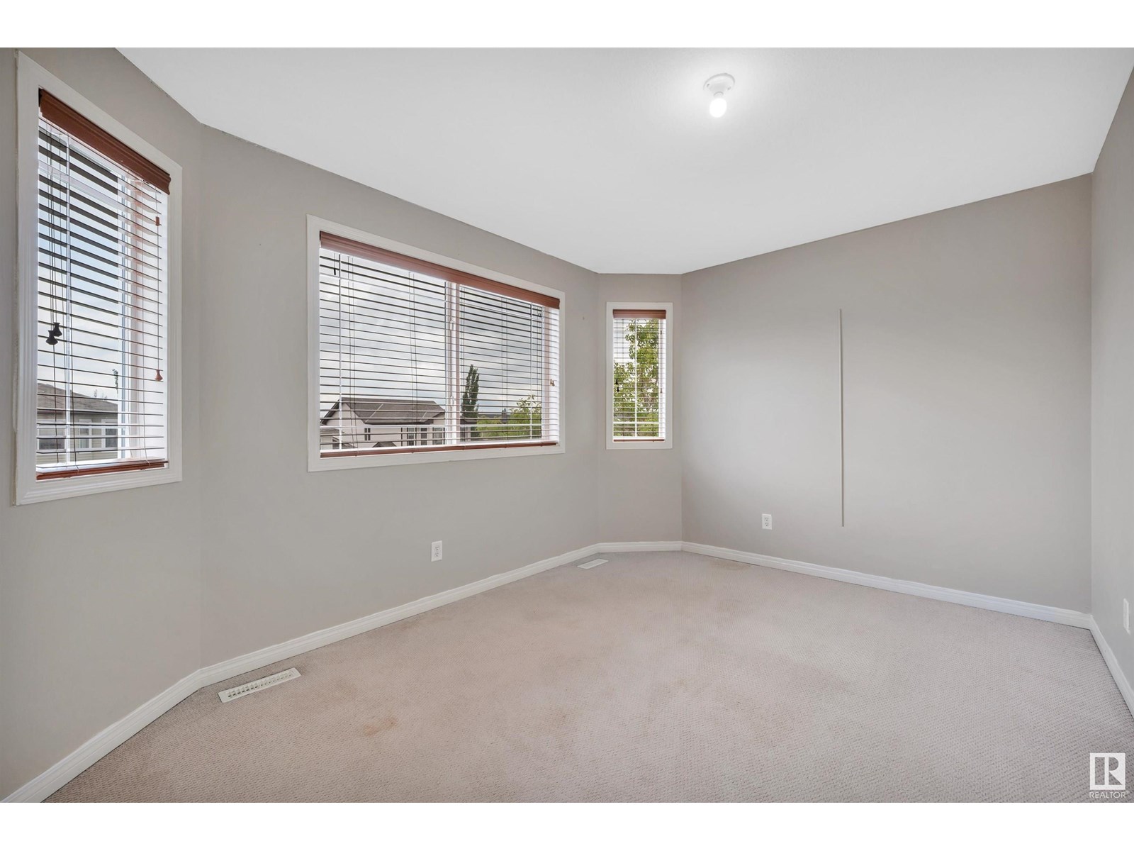 Photo 9 of 4611 160 Av Nw, Edmonton AB