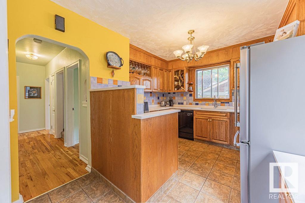 Photo 12 of 11133 57 St Nw, Edmonton AB