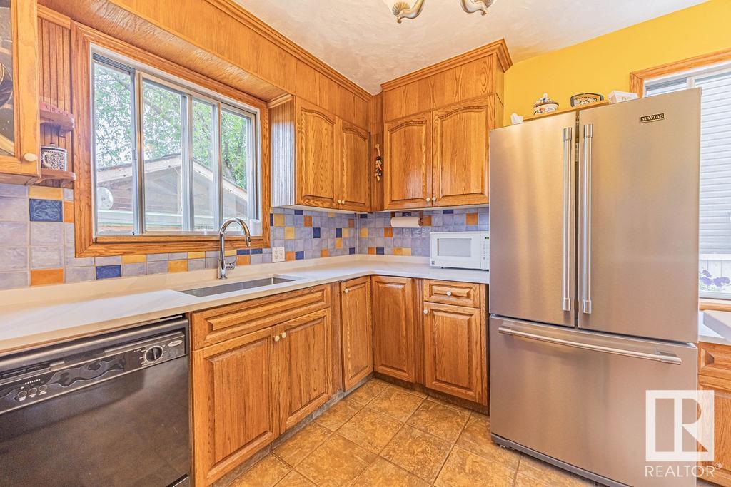 Photo 13 of 11133 57 St Nw, Edmonton AB