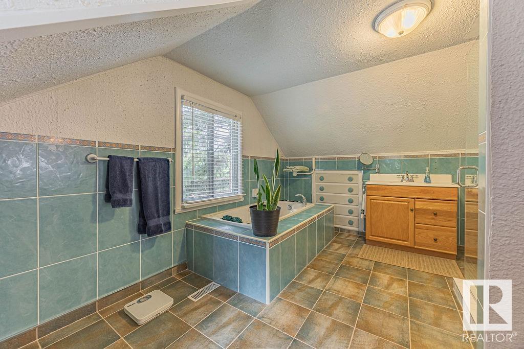 Photo 31 of 11133 57 St Nw, Edmonton AB
